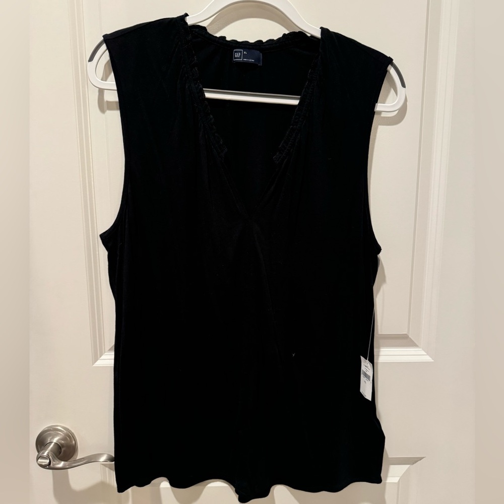 NWT Gap tank v neck black tank size XL